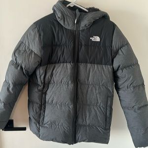 The North Face - Moondoggy Down puffer coat in Charcoal Gray. Boys size XL